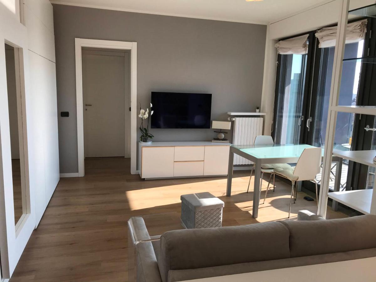 Fiera Milanocity View With Terrace Next To Shopping Mall Apartment Exterior photo